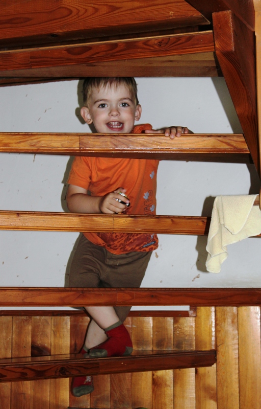 takhle už sám šplhám po schodech na chatičce